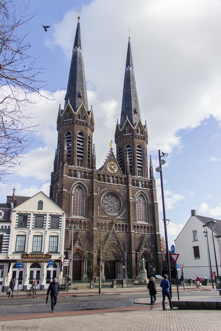 Vooraanzicht van de imposante Heuvelse Kerk, een kenmerkend landmark in Tilburg.