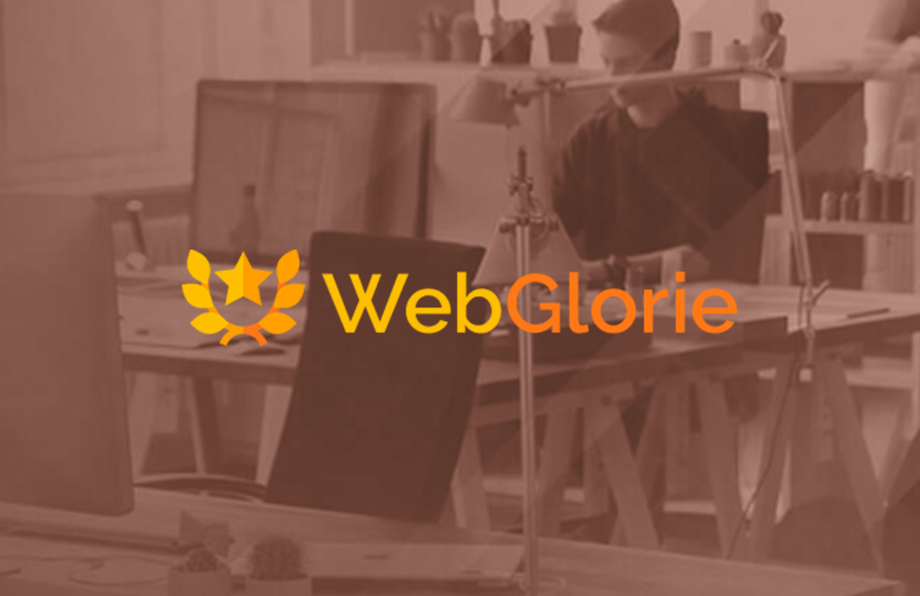 een man die aan een bureau achter een computer zit met het logo Webglorie over de afbeelding heen.